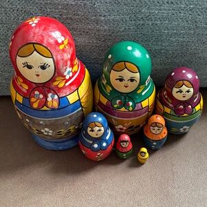 🟨7 Russian Nesting Dolls Handcrafted, Vintage